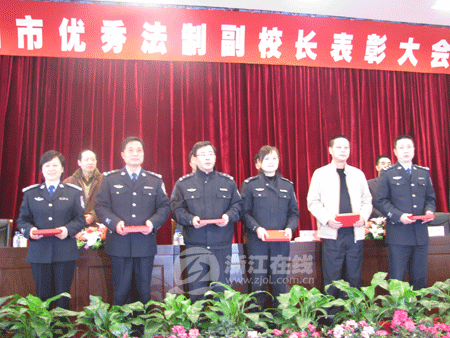 浙江教育在线12月16日讯(见习记者 王琴 通讯员 徐婕妤)在杭城中小学