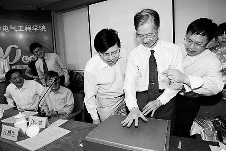 老校友,大家都在等一位重量级的人物——中国工程院院士汪槱生的出现