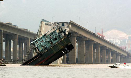 图文:325国道九江大桥被运输船撞击桥墩坍塌