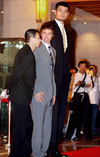 姚明,那什,冯小刚三人阶梯式的身高成了现场一道独特的风景.