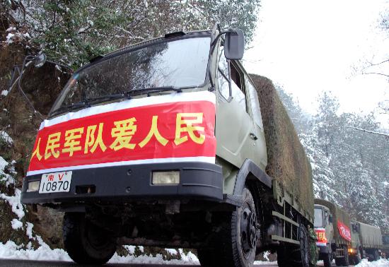 图文:运送救灾粮食的军车在山路上行驶