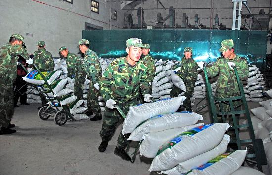图文:部队官兵抢运救灾粮食