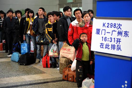 2月3日,乘客在厦门火车站排队等候上车.