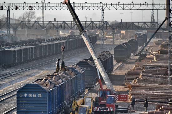 正文   满洲里口岸铁路换装场工作人员正在换装从俄罗斯进口的原木(2