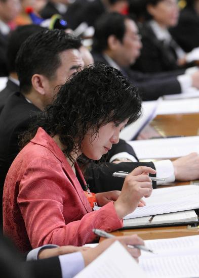 图文:农民工代表朱雪芹在听报告