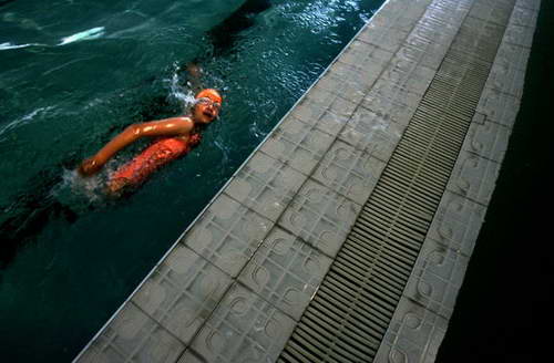 图文:钱红艳正在接受游泳训练课程