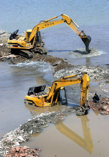 苏伊士运河堵塞挖掘机图片