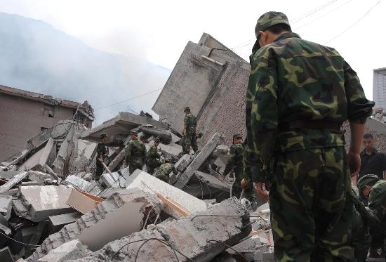 图片 四川汶川强烈地震专题 正文   5月13日,武警战士在四川省北川县