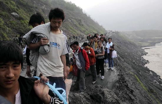 汶川县映秀镇漩口中学的近300名师生及教师家属,在四川省登山协会救援