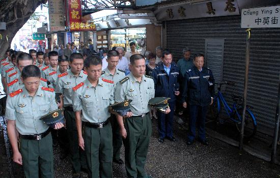 圖文:深圳中英街官兵哀悼汶川地震的遇難同胞