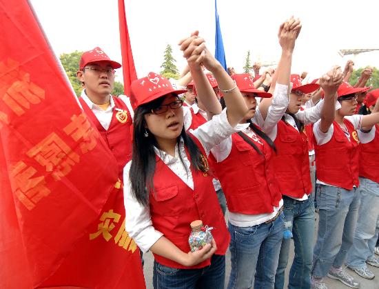 图文浙江青年医疗志愿者出发前唱歌壮行