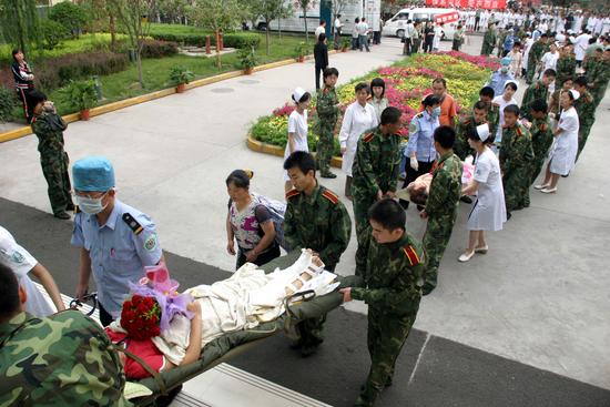 图文:担架队员抬着伤者走进医院