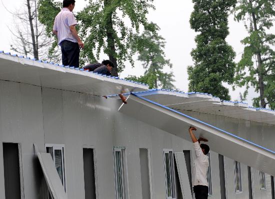 圖文工人在地震災區安置點建設活動板房