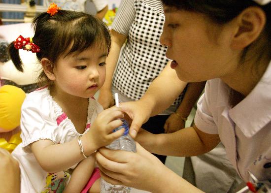 图文护士在爱心病房喂宋馨懿喝水