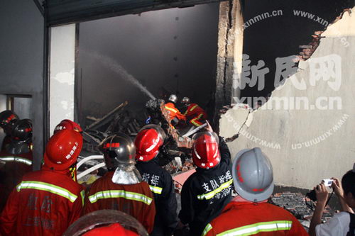 图文:正在组织救火的消防队员们_新闻中心_新浪网