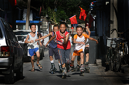 图文几名男孩子玩轮滑追逐游戏