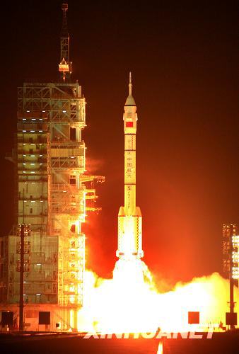 中国成功发射神舟七号载人航天飞船神舟七号完成首次太空行走