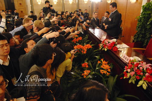 图文三部长起身离席