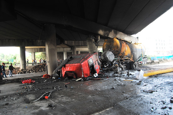 京珠高速水泥罐车撞断立交桥桥墩2人死亡