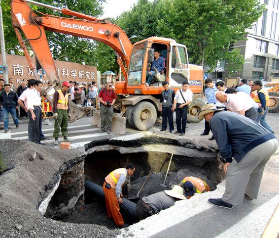 组图:南京马路凹陷出现3米深大坑
