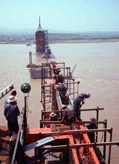 图文:建设南京长江大桥的工人在高空架设钢梁