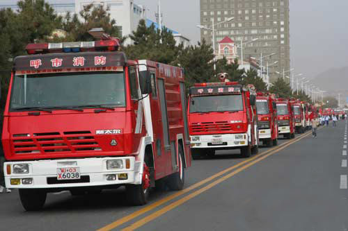 消防车队在街头进行宣传.