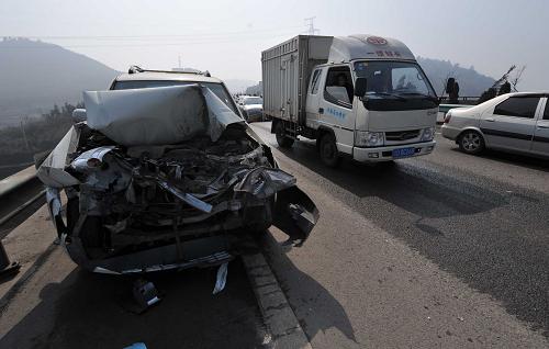 組圖貴遵高速路段發生多起汽車追尾事故