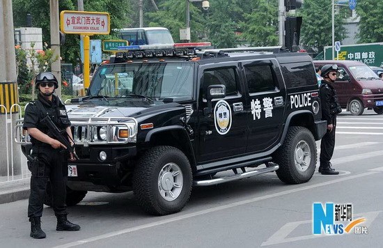 6月1日,北京特警蓝剑突击队驾驶悍马警车在首都街头巡逻