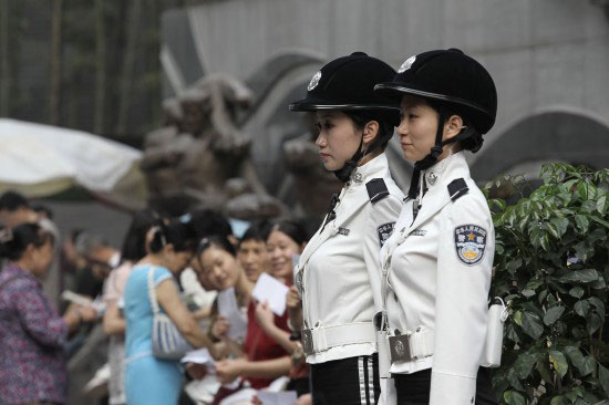 组图:重庆交巡警女子特勤支队正式上岗执勤