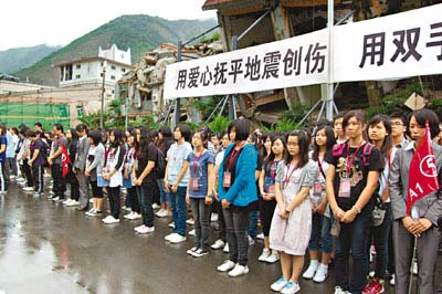 千名香港師生感受汶川地震巨大創傷(圖)