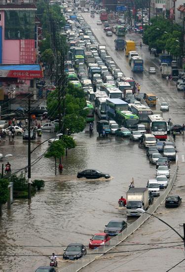 图文:武汉城市内涝雄楚大道变成河