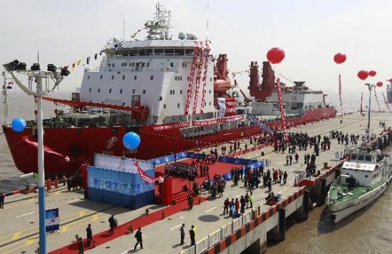 4月1日,"雪龙"号抵达位于上海的极地考察国内基地码头.