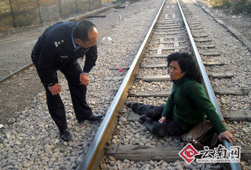 女子晕倒铁路道心 昆明铁警伸出援手(图)