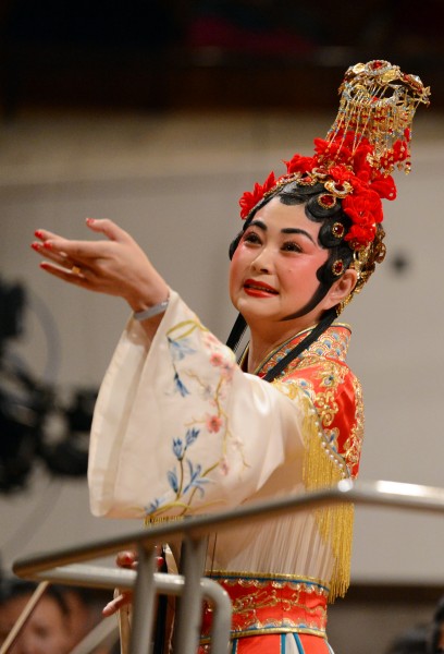 9月26日,在德国首都柏林,女高音歌唱家陈俊华在交响幻想曲《霸王别姬