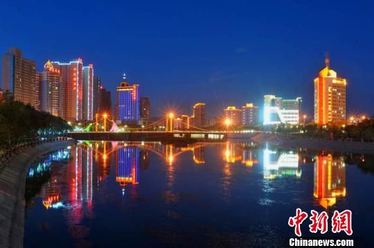 新疆南部库尔勒市惊艳夜景 高处鸟瞰壮观(组图)