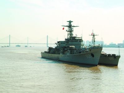 海軍1艘護衛艦和1艘獵潛艇退役進駐武漢圖