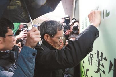 昨日,林森浩的父亲走出法庭后,靠着墙失声痛哭.新华社发