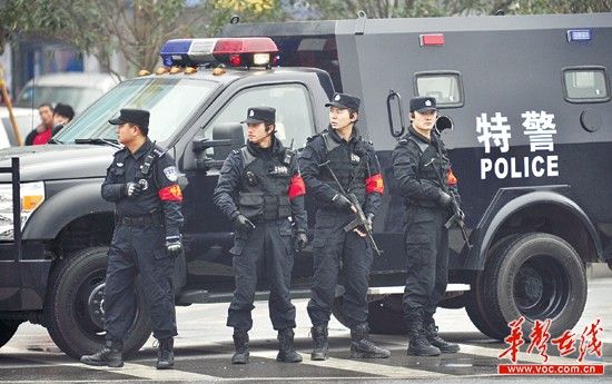 长沙市巡特警支队的民警手持微型冲锋枪在执勤