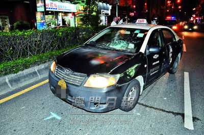 澳门出租车撞伤内地客 挡风玻璃爆裂(图)|澳门车祸事故_新浪新闻