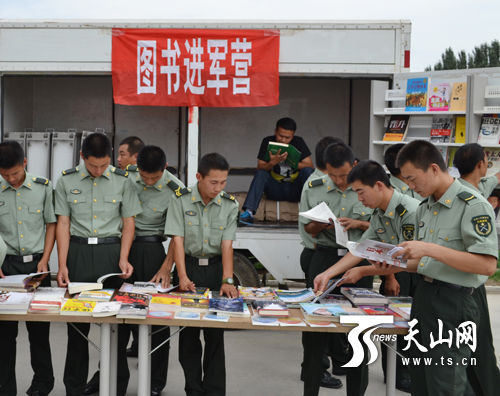 为促进军民共建,营造军营浓郁的文化氛围,新和县开展"送图书进军营"