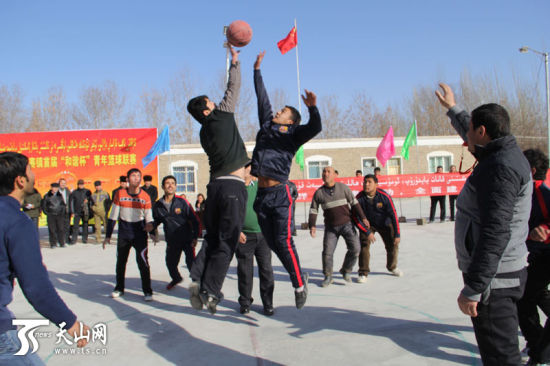 墨玉县喀尔赛镇举办青年篮球联赛(组图)