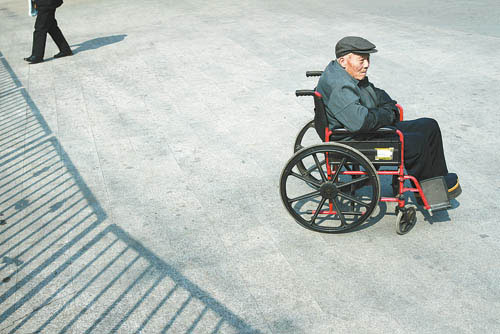 我国失能老人缺乏社会护理困扰数千万家庭
