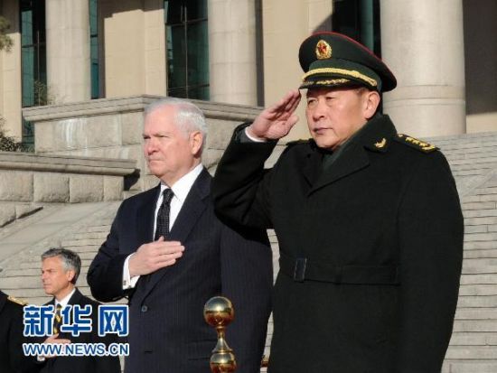 1月10日,中国国务委员兼国防部长梁光烈在北京举行仪式欢迎美国国防