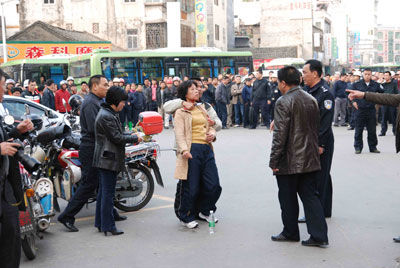 2011年2月21日下午3时许,广东河源市老城区上城医院门口,发生一宗精神