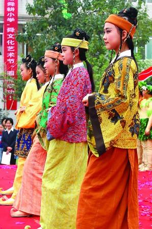 学生们表演"舜耕历山". 记者 刘军 摄