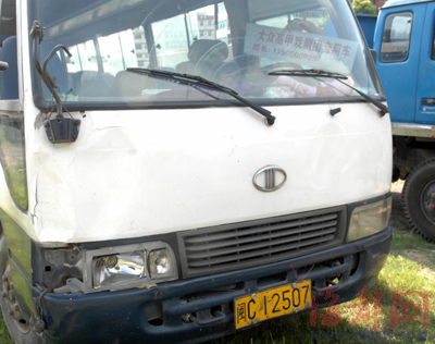 黑殡仪车撞飞初一女生