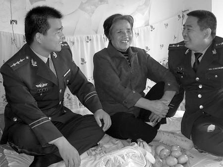 文登市五垒岛边防派出所民警在走访中得知,辖区有一盲人老太,丈夫早年