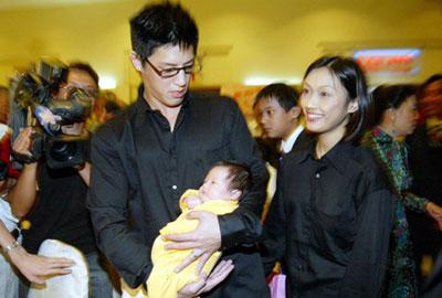 蒋友柏夫妇和他们的宝宝.