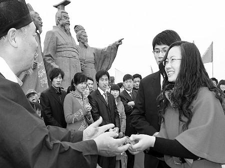 西霞口举行首届观霞祈福节50对新人接受法师祈福今后每月农历十五日都