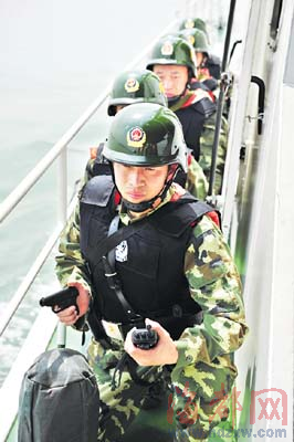 海警持枪而至,"可疑人员"举手投降▲官兵荷枪实弹,待命备战n本报记者